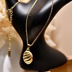 Gold Swirl Pendant Necklace
